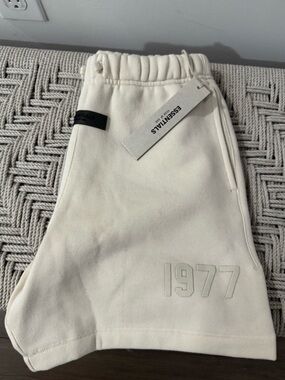 Fear of God ESSENTIALS Kids Cream 1977 Sweat Shorts
